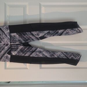 LULULEMON Hot to Street Crop Leggings Capri Black White Heat Wave Mesh Size 4